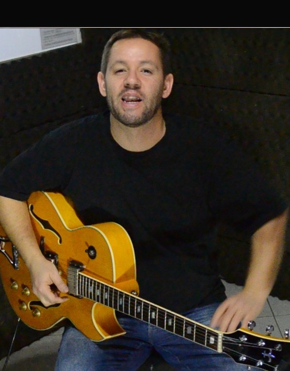 Denis Delphin tocando guitarra