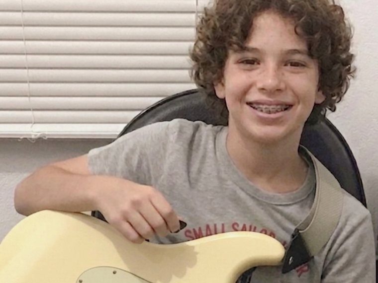 Lucas, 12 anos, tocando guitarra após 4 anos de aulas com Denis Delphin