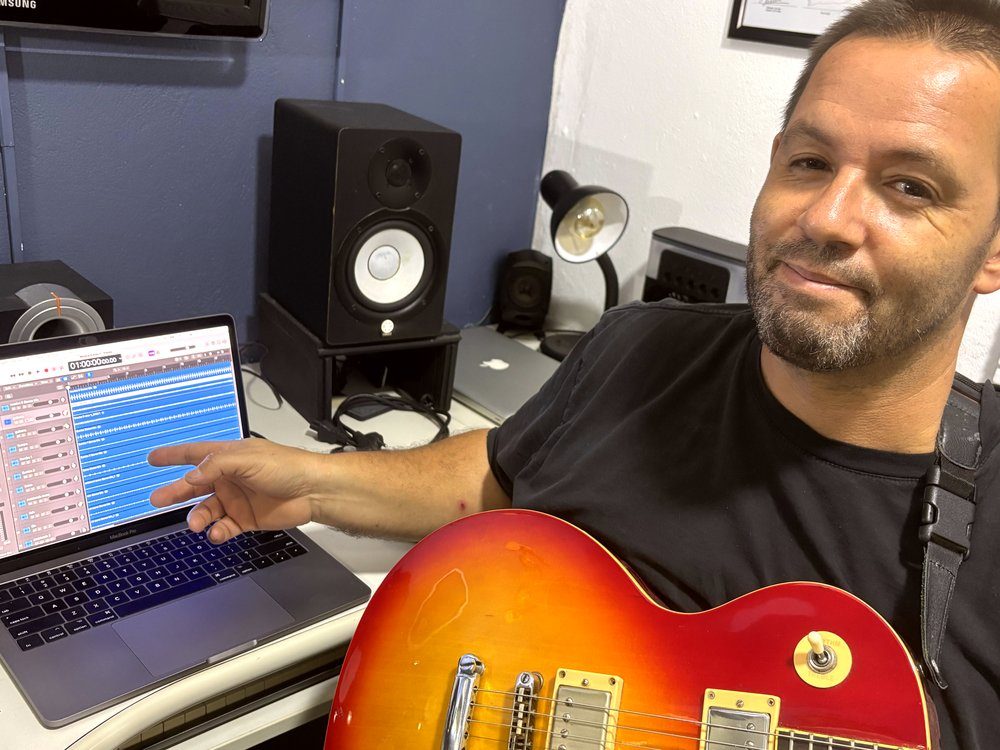 Denis Delphin em seu estúdio, de onde acontecem as mentorias online