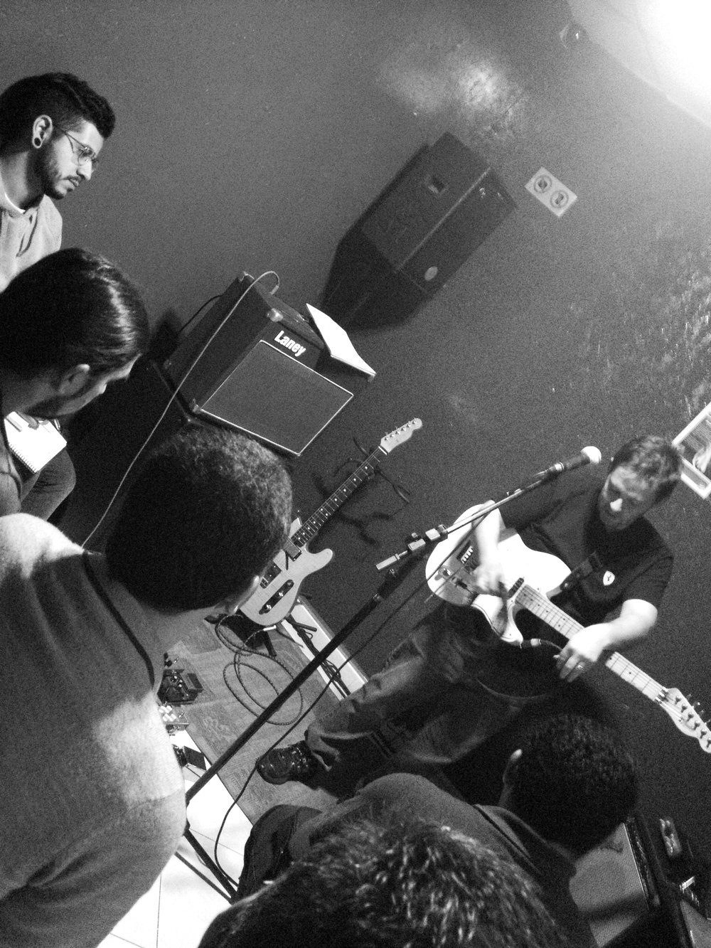 Denis Delphin se apresentando ao vivo com guitarra